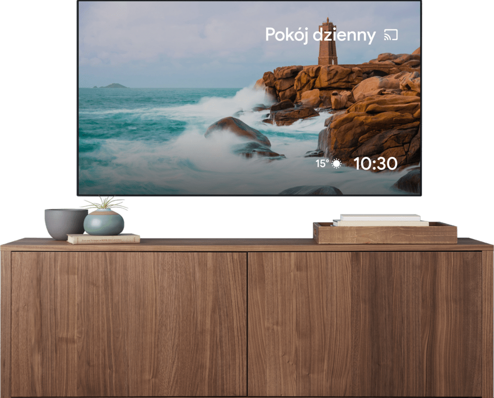 Ekran telewizora wyświetlający film przedstawiający osobę wałkującą ciasto i pokazujący, że ten sam film jest przesyłany z laptopa.